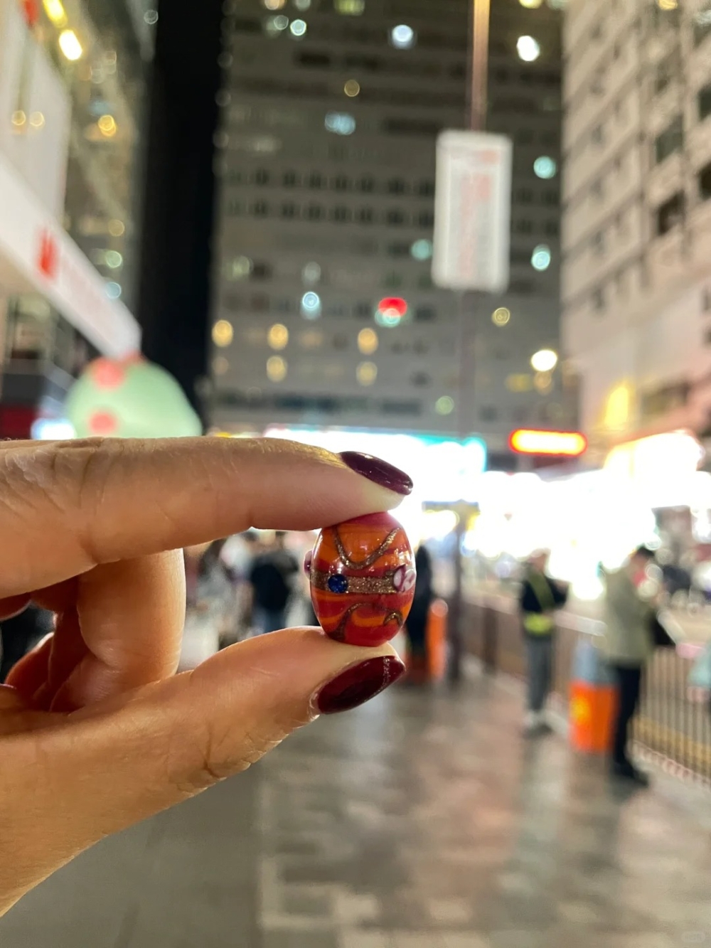 事主夫妻二人隨即察覺到不對勁，立刻想把「神珠」遞回給印度大叔，然而大叔卻堅決不接