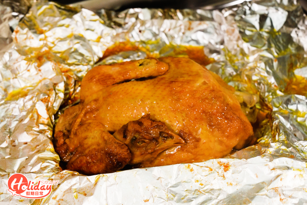 一打開錫紙即聞到好香雞味，外皮金黃再加上原隻雞上菜，賣相十分吸睛！