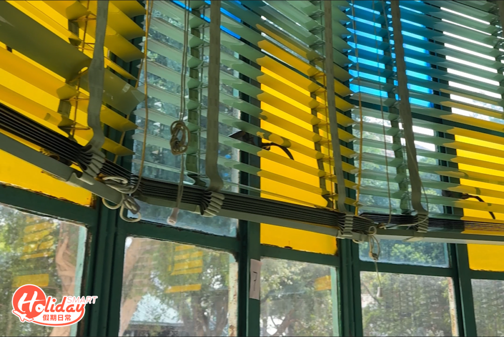 店內的彩色玻璃和鐵窗。