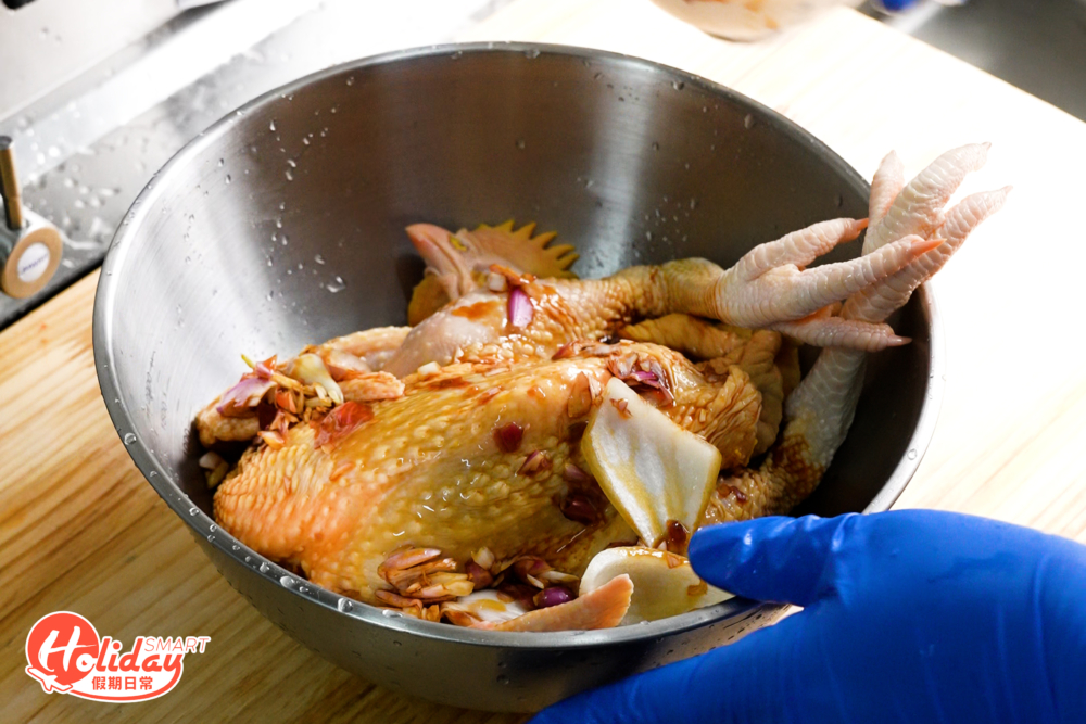 首先加入紅蔥、蔥、洋葱及秘製醬汁醃製近1至2小時，最後放入焗爐焗1小時便完成。