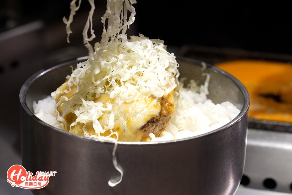 師傅會即場刨芝士，份量非常重手。