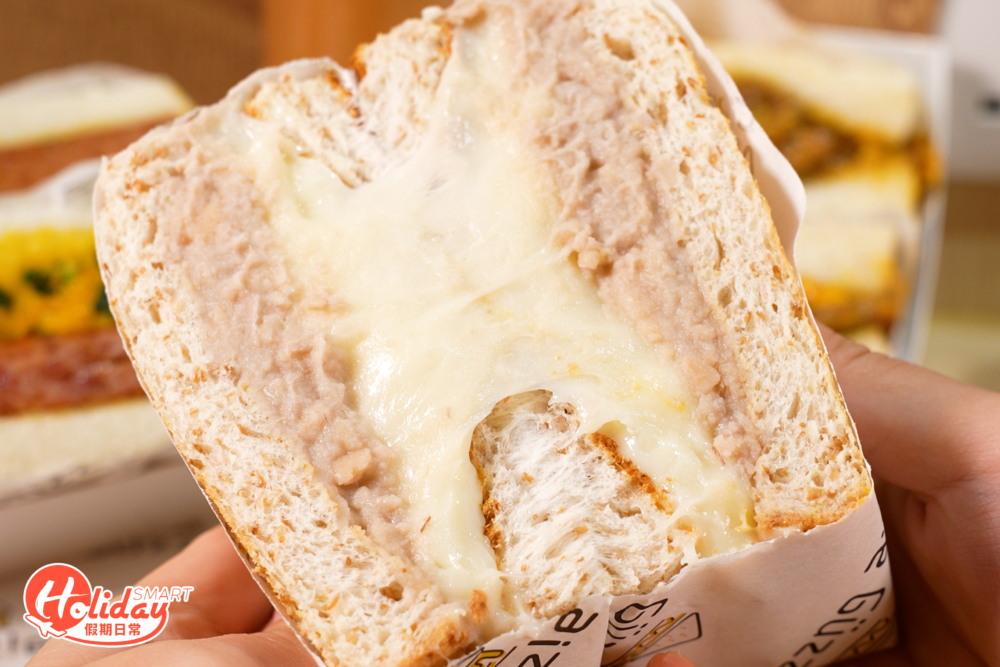 麻糬芋泥三文治的爆餡賣相十分豐富，麻糬食落Q彈，又甜又煙韌！