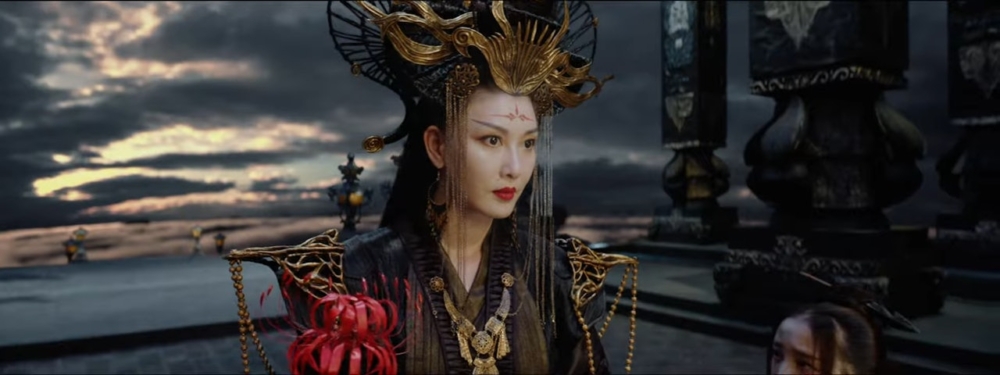 配上上翹的眉毛以及極具氣勢的妝容，吸睛之餘亦顯得李彩華十分有威嚴感。