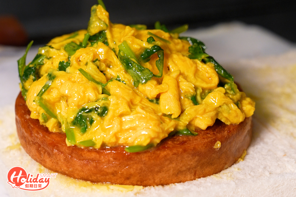 再加上30克芫荽及雞蛋同炒，用料大方之外，芫荽的清新味道中和餐肉的鹹香味，芫荽控不要錯過！