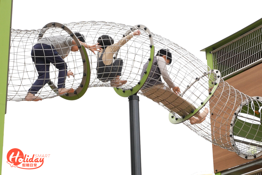 不過身為大人的記者，要從繩網攀爬到頂處隨了要有一定程度的體力，更需要因應狹窄的空間蜷曲身體，認真狼狽。