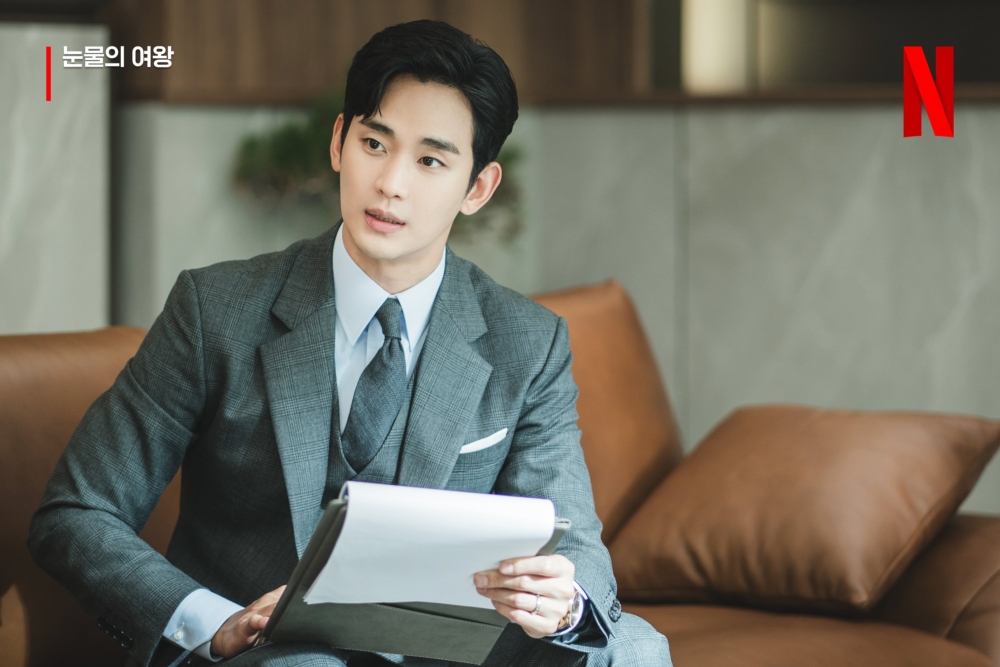 金秀賢飾演龍頭村里長長子、超市王子兼任QUEENS集團法務理事。