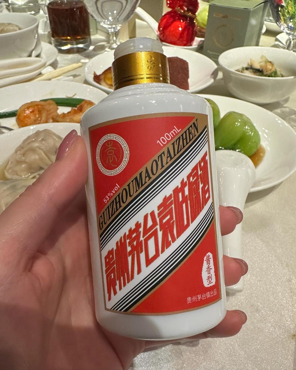 上面寫咗「貴州茅台袁咕碌酒」,好有收藏價值