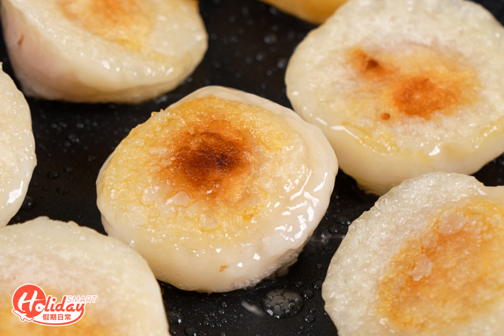 收乾水分後翻面，再慢火煎至兩面金黃色