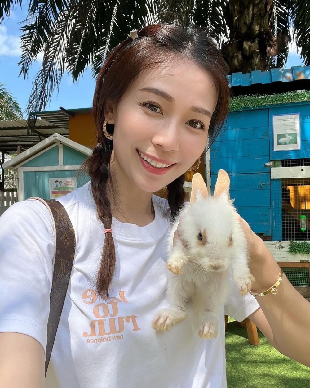 楊秀惠還帶著兩名女兒去動物園