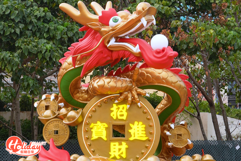 於海濱樂園廣場的「龍騰鳴鼓陣」，5米高的金龍盤繞在開運十足的鼓陣上，大家可以盡情擊鼓，為新春敲響好意頭！