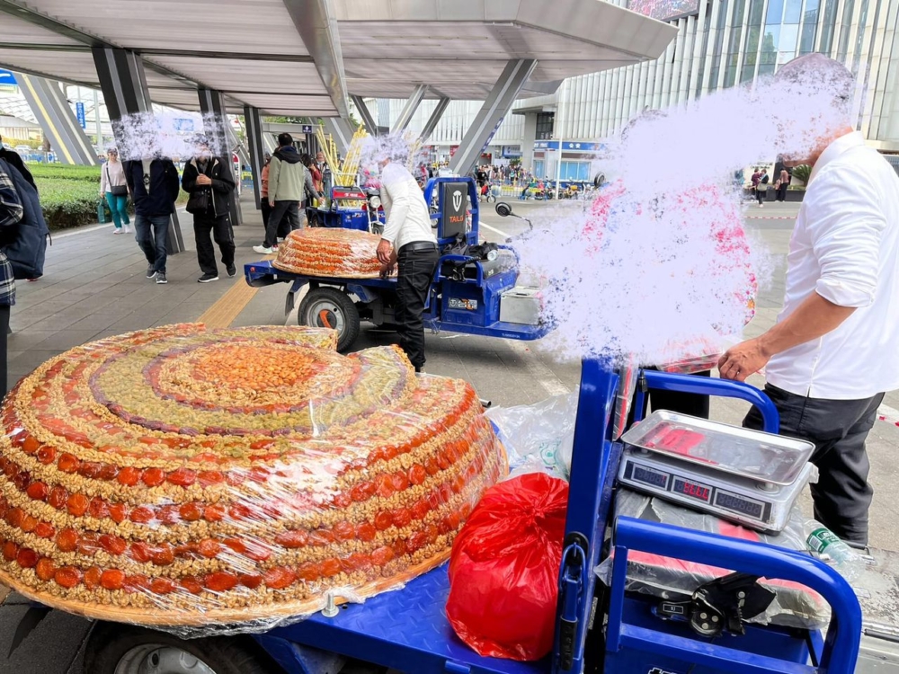 新疆切糕騙案相信不少人都有聽過，本以為是街上擺賣的普通平價糕點，但一刀切下去很有可能就要收天價