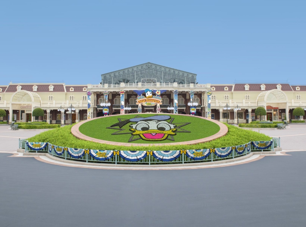 樂園入口處的花壇變成唐老鴨版～