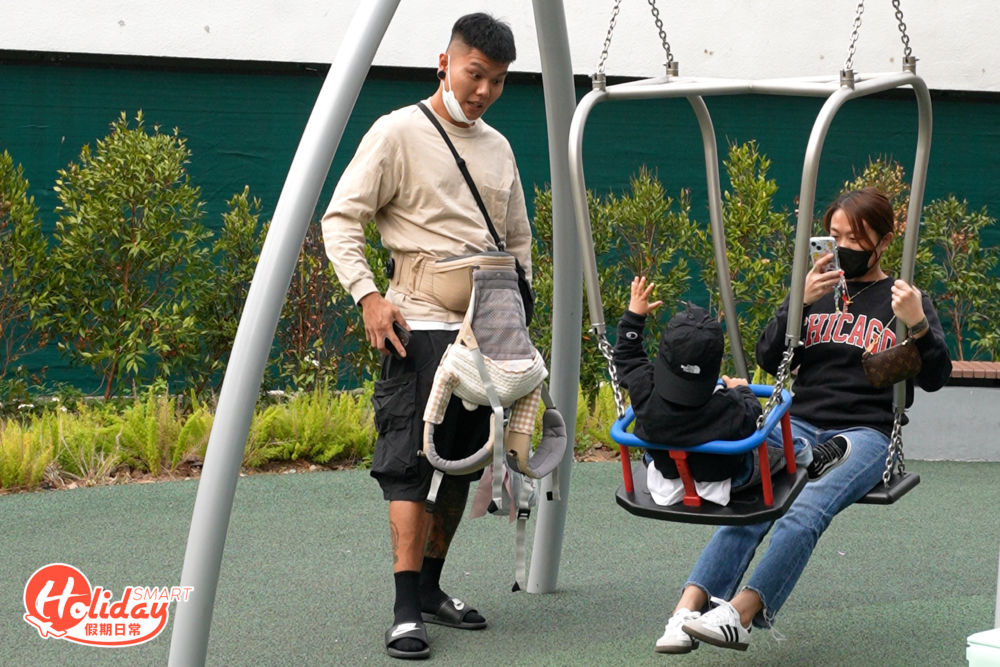 公園有不同造型的韆鞦，甚至連小朋友與大人共乘的合家歡版都有。
