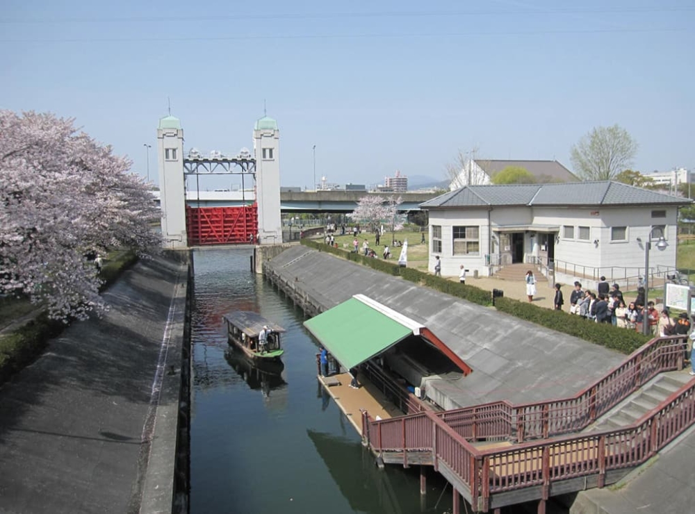 三栖閘門 。
