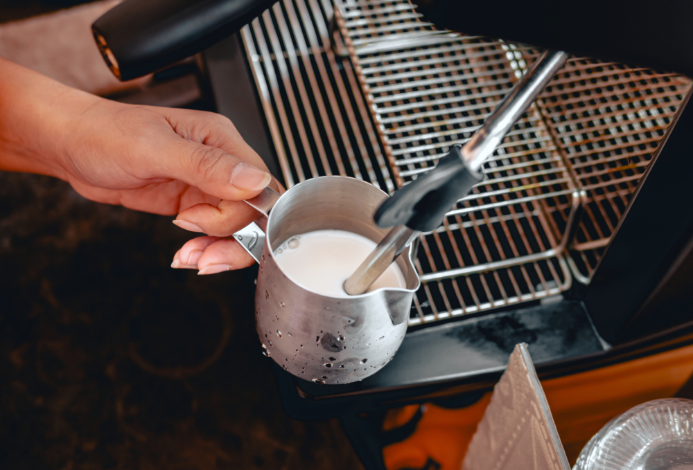 除了單喝黑咖啡，許多人更會加入鮮奶或奶精使咖啡變成Latte。