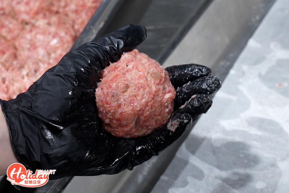 漢堡以北海道十勝產和牛混合澳洲M4和牛製成。