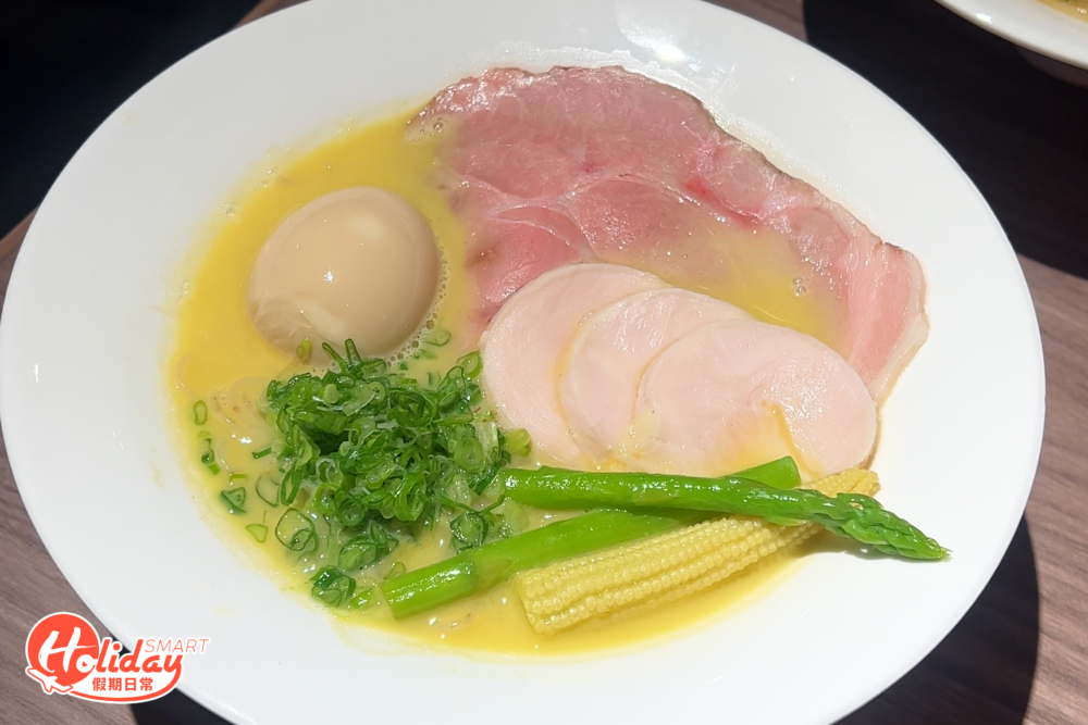 招牌雞白湯拉麵，湯頭呈金黃色。