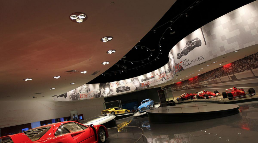 擁有超過25個以賽車為主題的遊樂設施、景點與表演