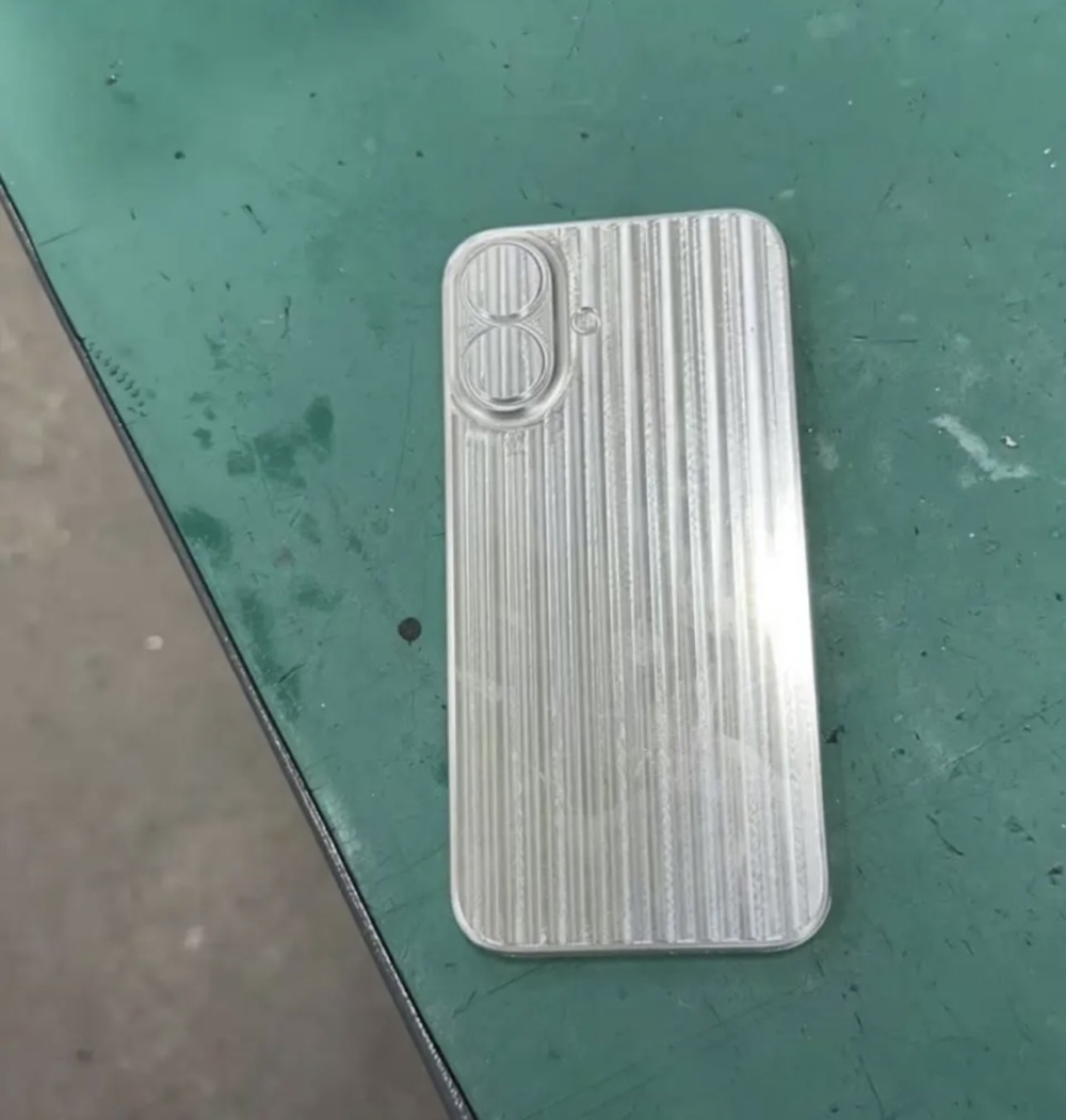 疑似iPhone 16的壓鑄模具~