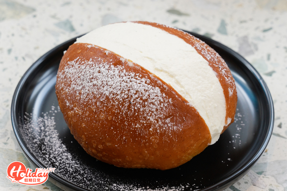 必食足有5cm厚的忌廉包 Maritozzi，由麵包至忌廉都是自家製作，也是意大利的招牌糕點之一，鬆軟的麵包搭配豐富的忌廉，口感層次豐富又邪惡！