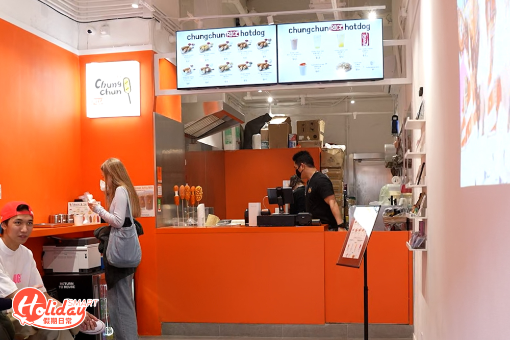 小店有少量堂食位,搶眼的紅色店面加上有炸熱狗公仔和K-POP投影等,令小店更打卡able。