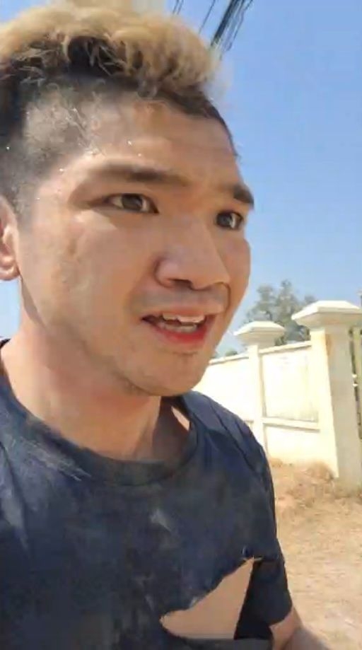 直至事件發生後的16小時後,13日晚安小雞竟然突然開直播,表示自己已逃亡出來