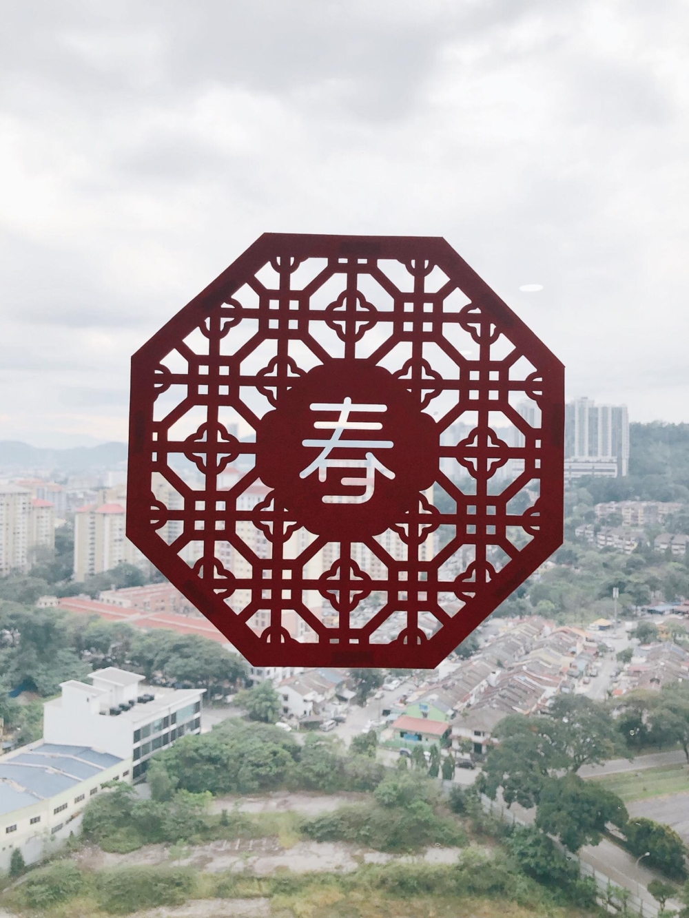 「春」字不能貼在門口，否則會招惹爛桃花、不好的姻緣！