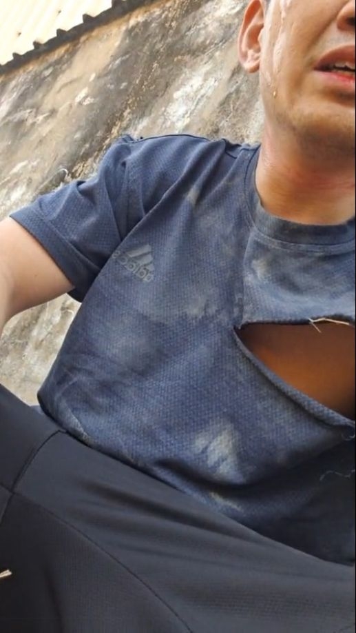 片中見他一直拔腿狂奔,還不時回頭看