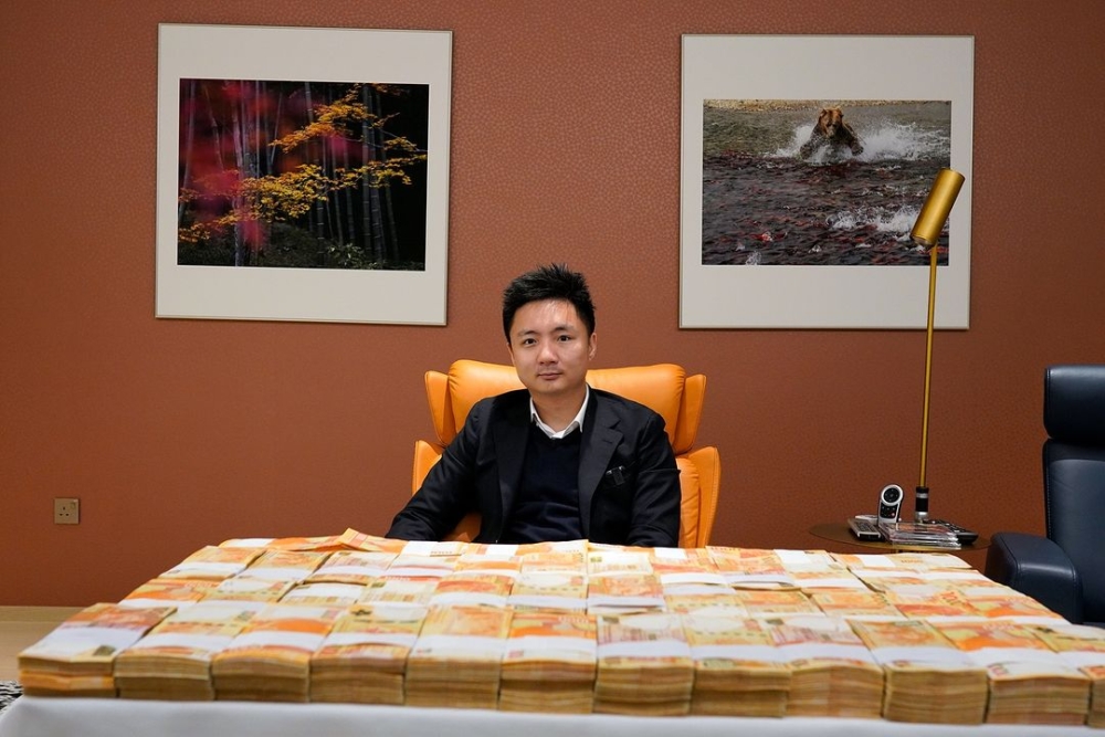 近日鍾培生就喺IG發文,表示將會派發$1,000萬!成枱現金十分誇張