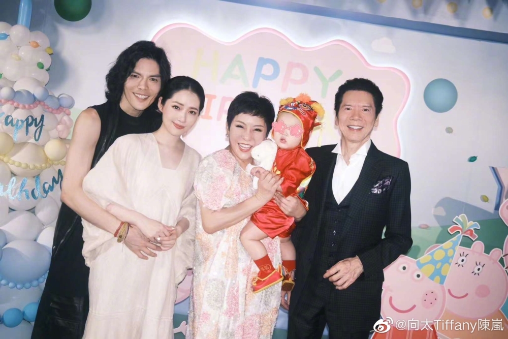 現年65歲的向太陳嵐近年積極經營社交平台，不僅直播帶貨，還會拍片分享生活點滴。