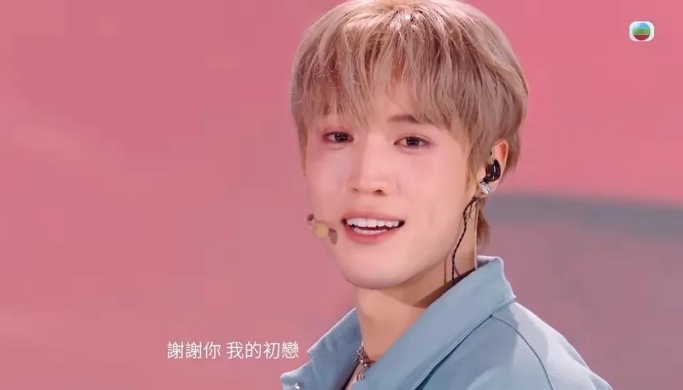 當中就見丁子朗再度挑戰韓式造型,畫上粉色眼影搭配韓仔粉髮