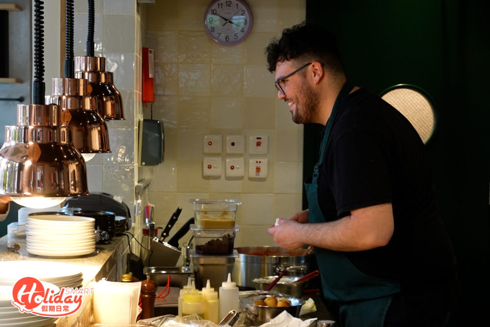 炮台山新店提供多款意大利菜單，由來自羅馬近郊的主廚Umberto D'Avino主理，將從祖母學到的家傳食譜菜式加入香港本地食材再改良，配合香港人的口味。