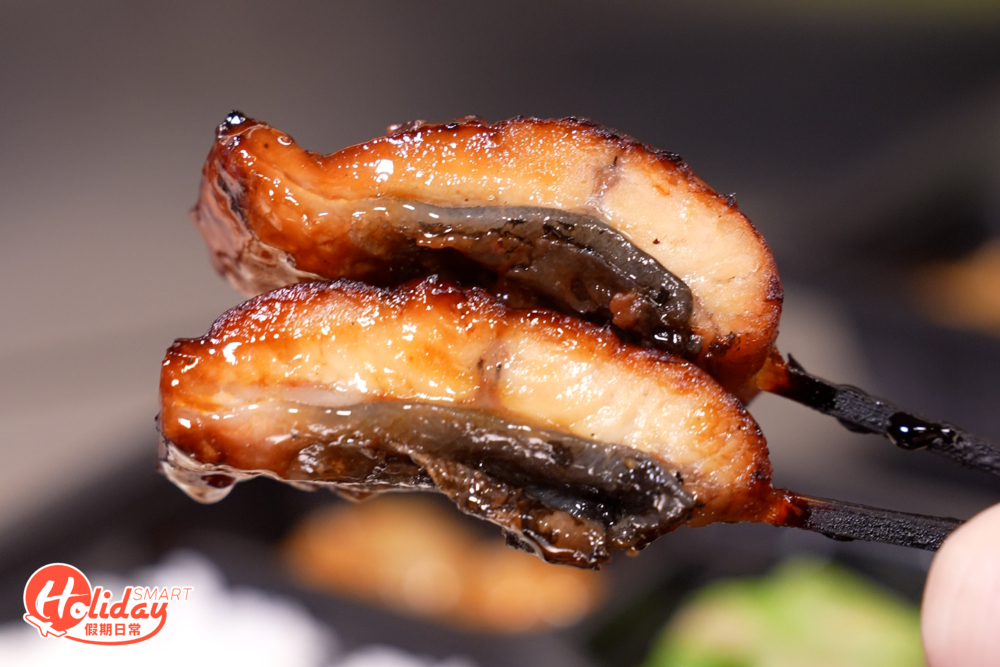 便當方面，店家推介必食鰻魚便當，燒鰻魚皮爽鮮，一串兩件鰻魚，香口十足！