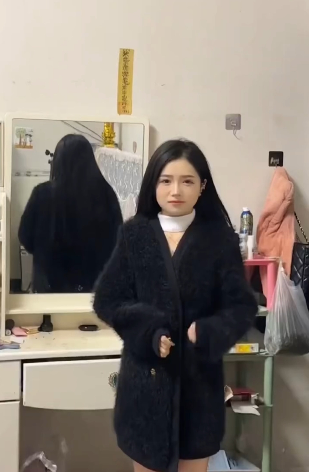 有網友於網上分享了一段影片,片中女子跳著《科目三》這首熱門歌曲