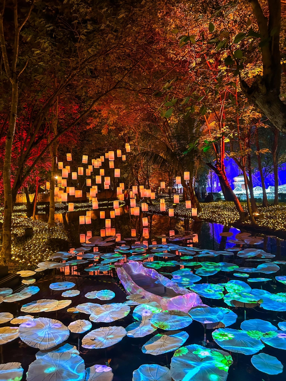 燈光節嘅亮點之一是湖邊嘅小船同背景嘅天燈