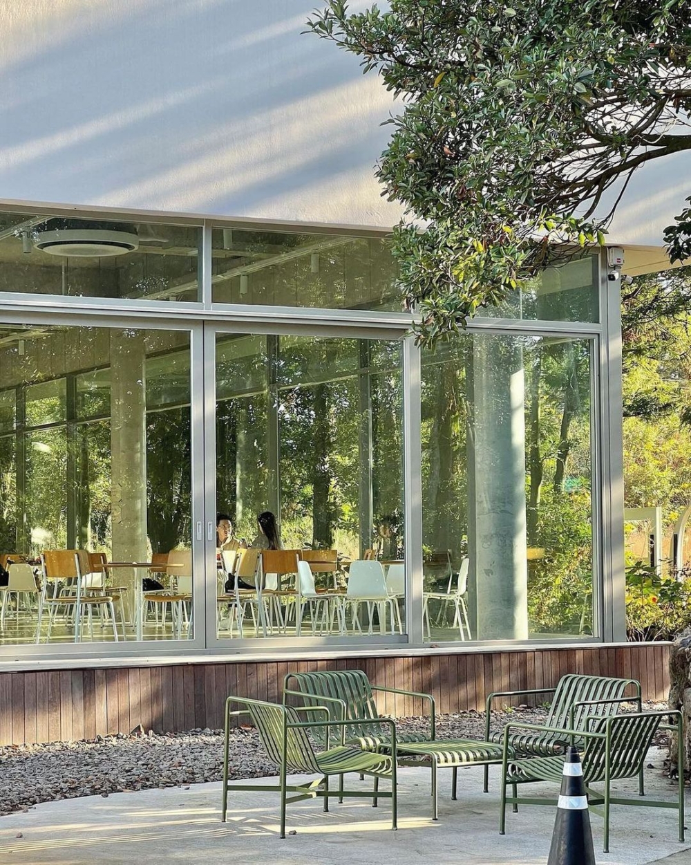 充滿綠意盎然的樹林搭配簡約白色裝潢，仲有一大片玻璃窗，給人非常放鬆的感覺！