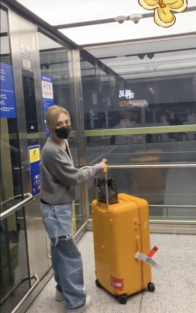 最後幸好此時升降機開門，阿嬌便隨即入𨋢走人