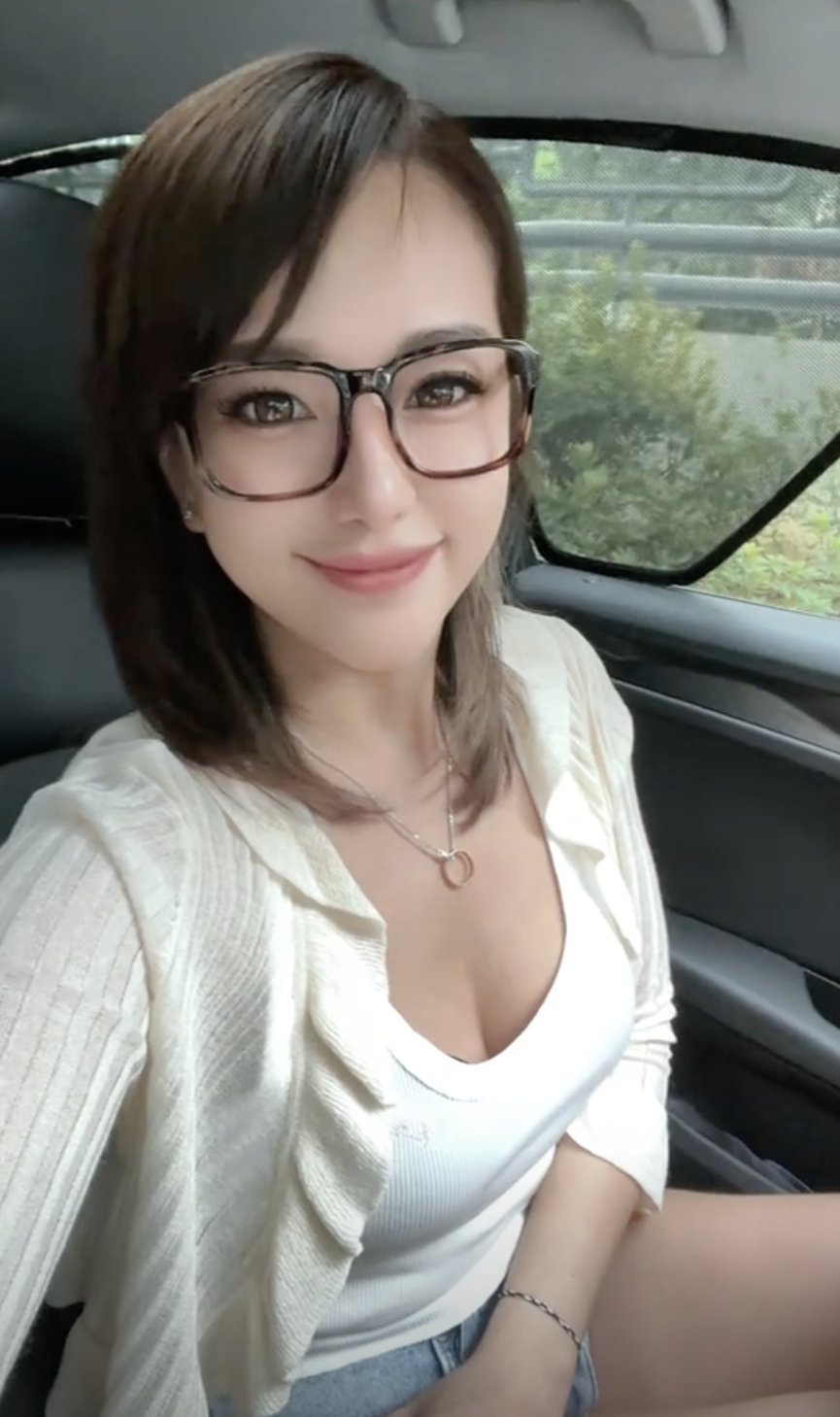 她2022年移居英國陪伴兒子上學，卻面臨找不到工作和性騷擾等問題