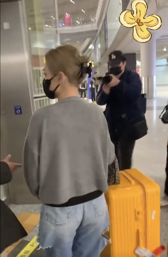 男子疑似想用手抓住阿嬌，令她當堂嚇到彈起