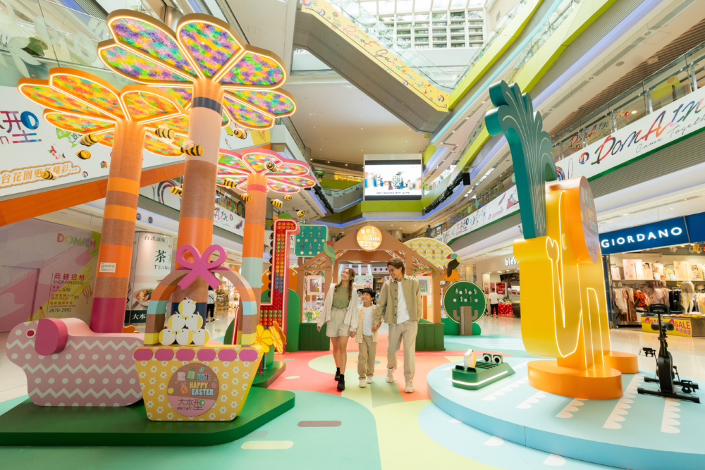 展覽結合了環保和藝術，環保物料例如蔬果網、回收水樽、回收水管組成各式各樣的藝術裝置，化身成一個色彩繽紛的動物園。