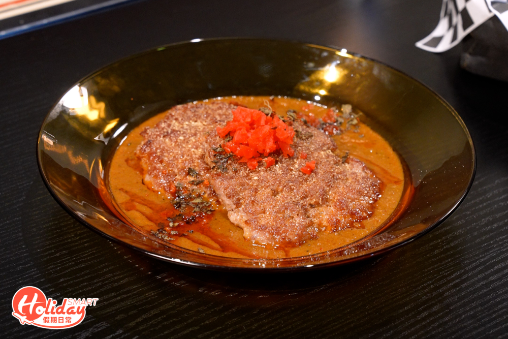 黑毛豬肉餅同樣以鐵板煎香，肉質厚實彈牙。