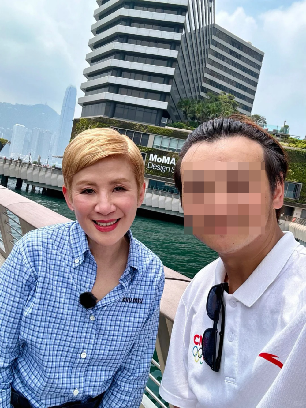 當日似是結束拍攝後，就有幸運粉絲向吳君如邀得合照，隨即令其真實狀態爆光！