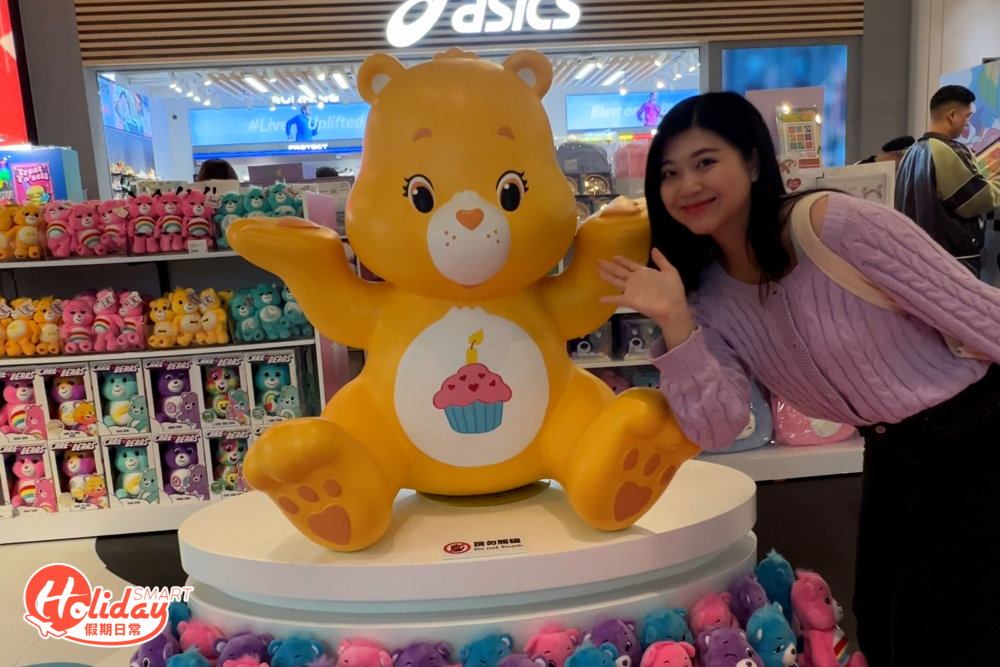 會場中央特設一隻足150cm高的色Birthday Bear,肚子上印有蛋糕圖案,是隻忙著給別人慶生,但卻忘記自己生日的小熊,今次巨大化現身,必能吸引不少人與它打卡,與它慶祝生日!