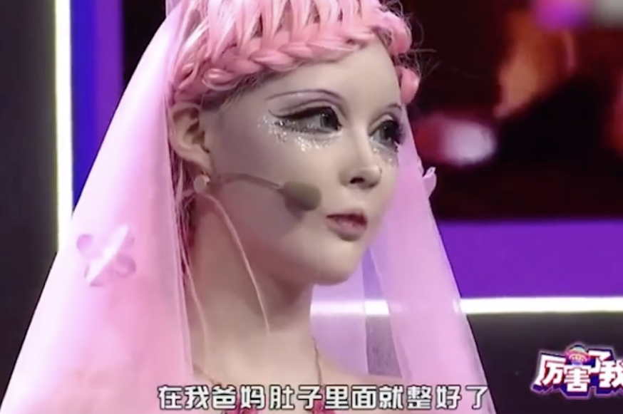 芭比迪麗拉2017年曾經上過內地綜藝節目,當時主持人問佢有無整過容,佢堅稱喺媽咪肚入面已經係咁嘅樣