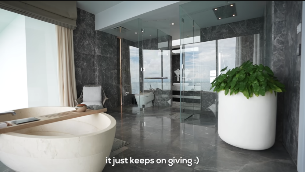 亦有面對印度洋的大浴缸、全雲石打造的浴室