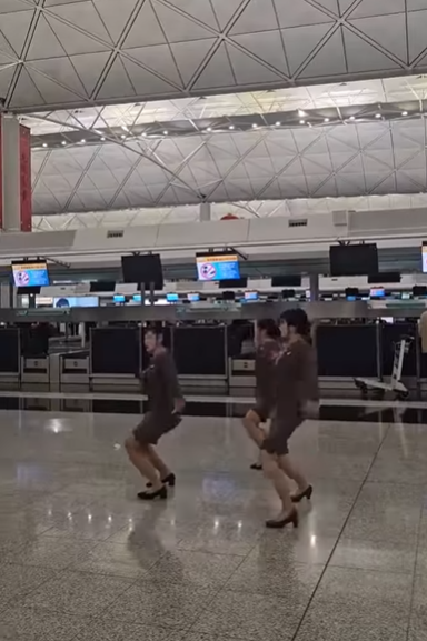 網民大讚3位空姐跳舞「齊指，有力，輕拍」，認為比起不少跳唱歌手還要好