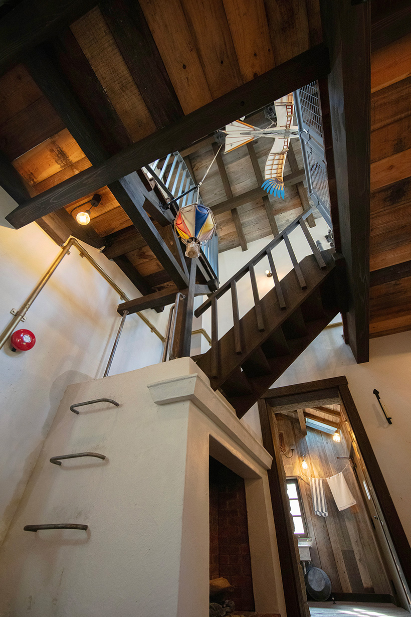 一架撲翼飛機懸掛在空中!