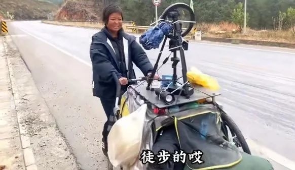 一位28歲的內地女子因為一趟徒步旅行而引起了網友們的關注