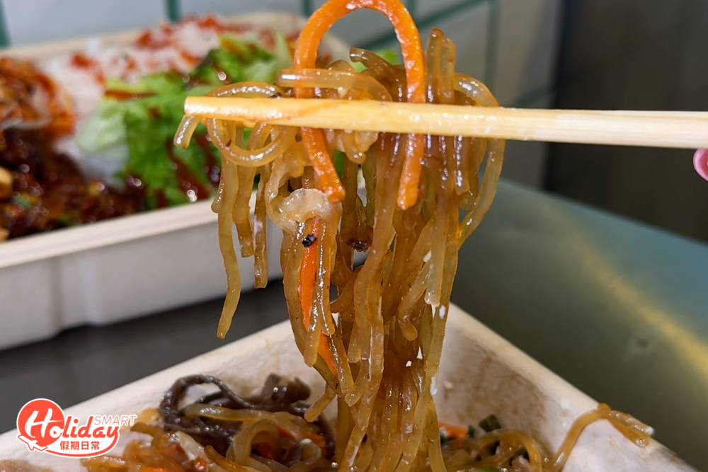 韓式炒粉絲口感爽滑彈牙。