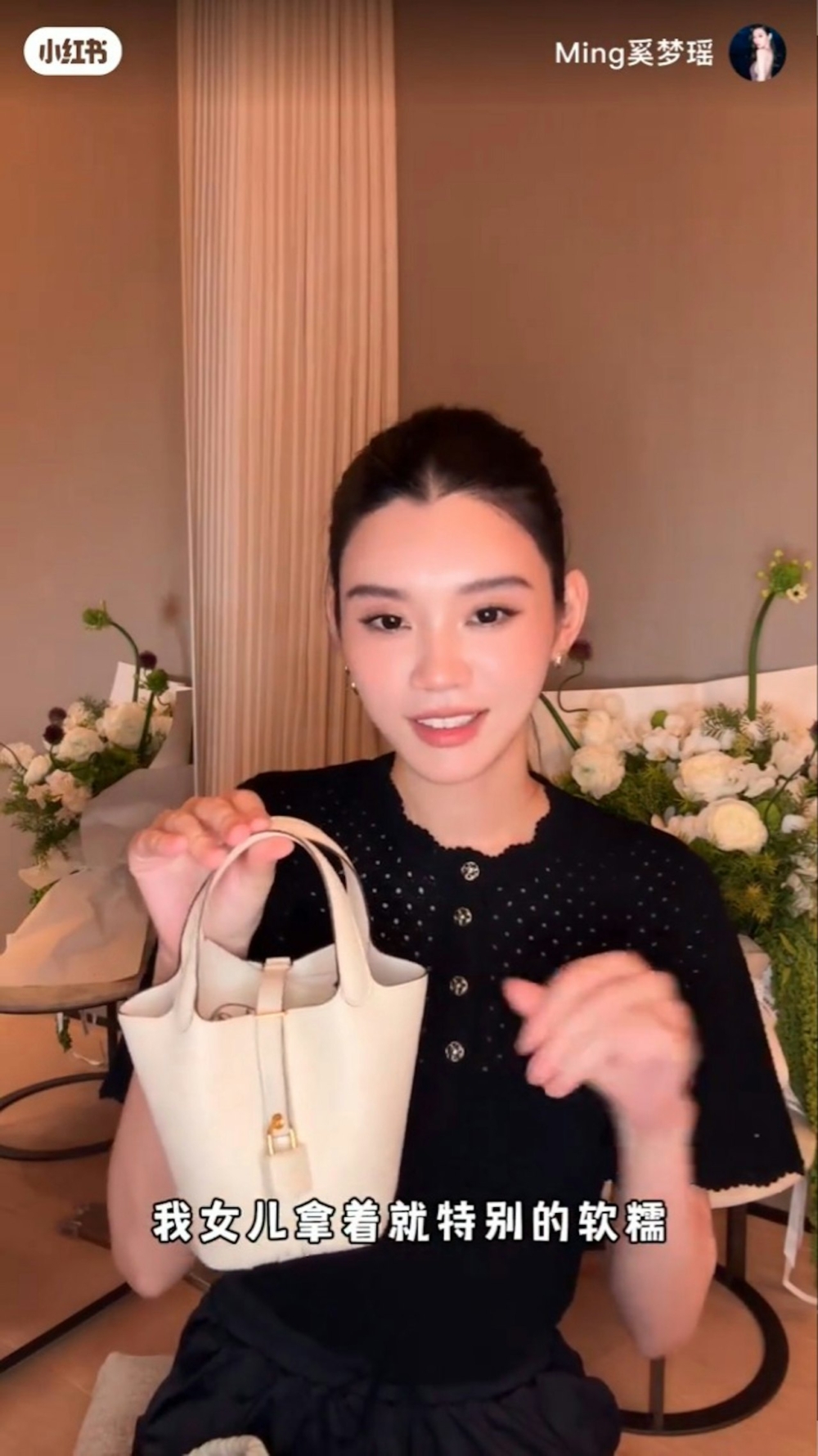 片中所見,奚夢瑤買了一款售價約27,000港元的Hermès Micro Picotin 14給囡囡